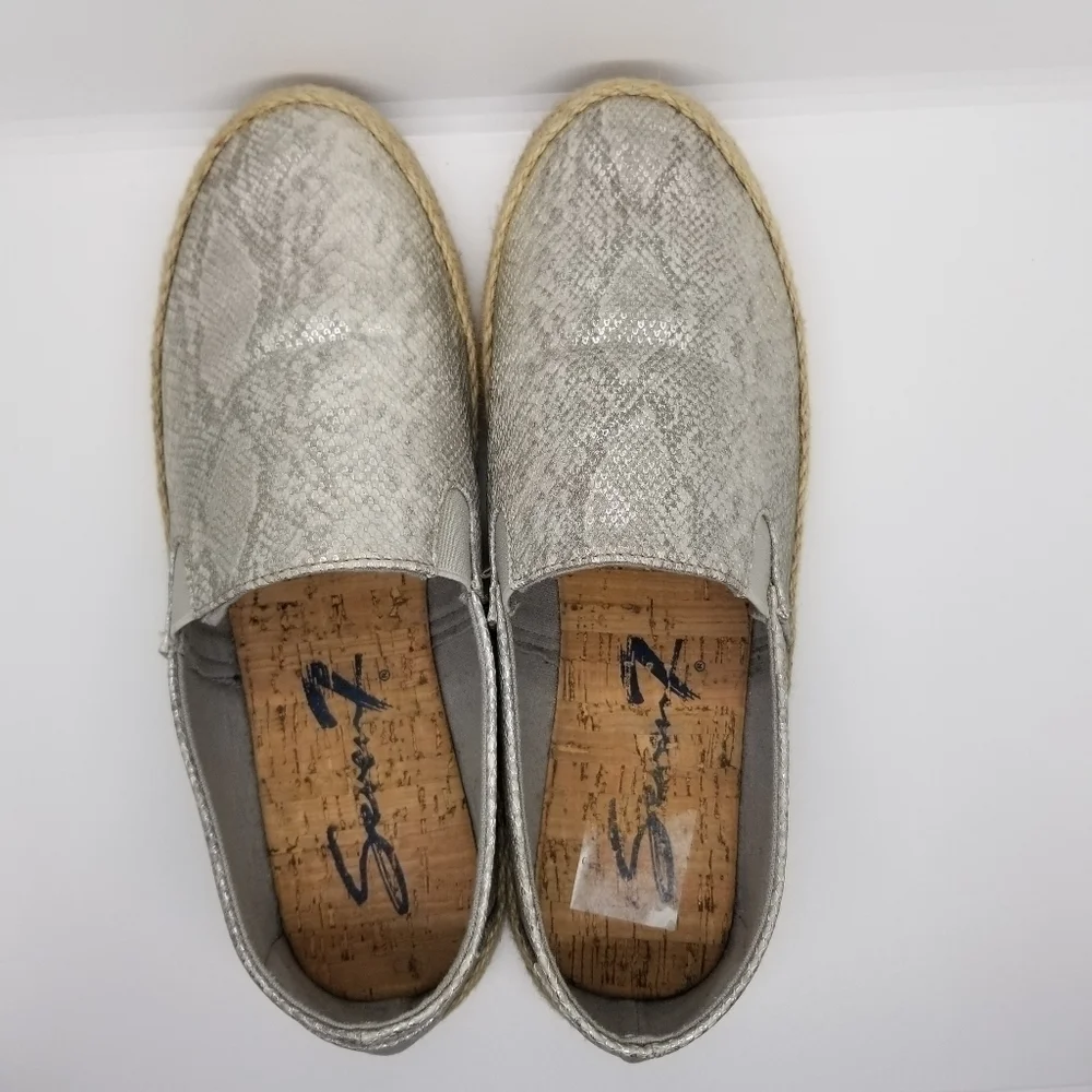 Seven7 Cape Azul espadrille platinum snake print loafer size 11